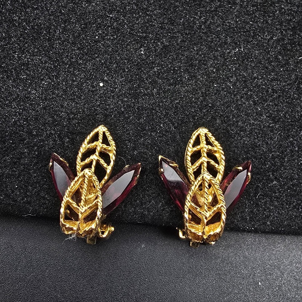 Purple Cranberry Glass Rhinestone Clip On Earrings Gold Tone